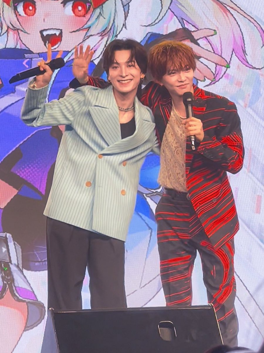 อีเวนท์ในไทยครั้งแรก 
ออร่าพี่ดาราแตกแตนมาก