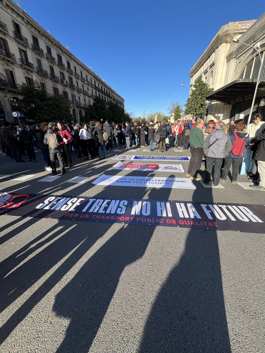 🚂 SENSE TRENS NO HI HA FUTUR 

La classe treballadora catalana reclamem dignitat i qualitat als serveis públics ferroviaris ❤️‍🔥