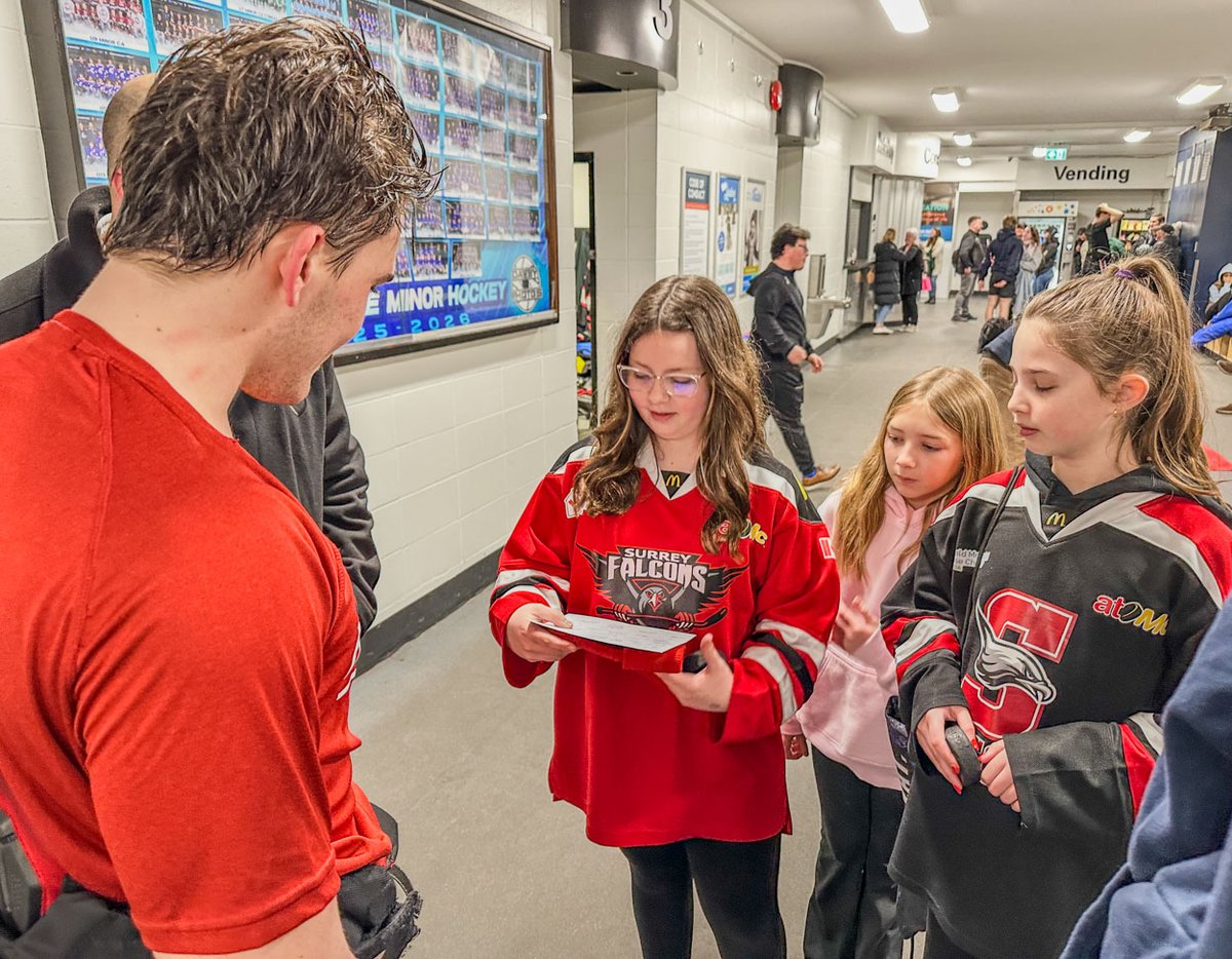 CloverdaleJr's tweet image. 🎉🥳 Happy 11th Birthday Fiona! 🎂

Hope you had a blast celebrating at the Barn Thursday during the Herd's game against Port Moody. Huge thanks to Captain Zach Johns &amp;amp; Jeevin Bal for making her day special with an autographed players card and team toque!

#Yeehaw  #GameNightFun