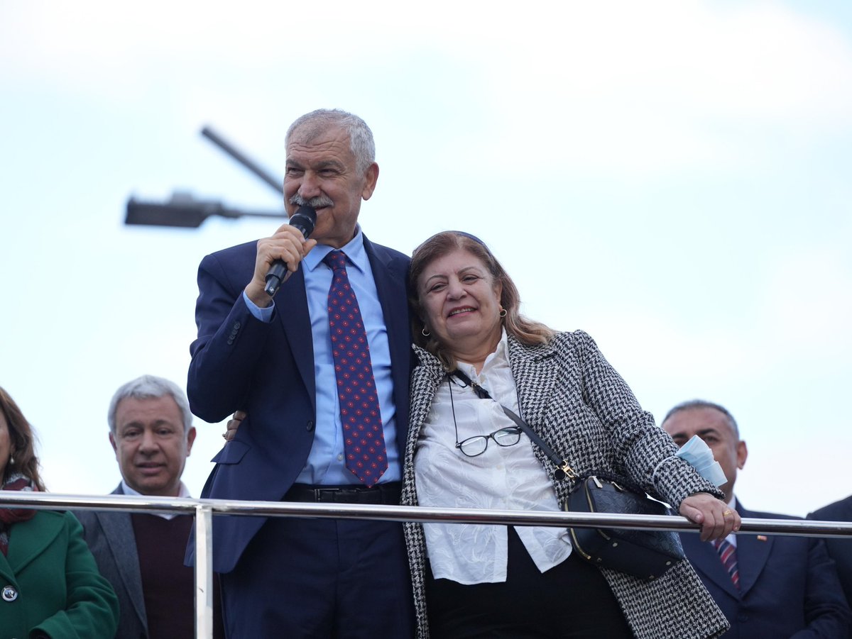 Aylar sonra yeniden sizlerle kucaklaşmanın tarifini kelimelerle anlatmak zor.
Adanalı, kendisine adanarak hizmet etmiş bir başkana nasıl sahip çıkılacağını tüm Türkiye’ye gösterdi; adeta tarih yazdı.
Genel Başkanımız Sayın Özgür Özel’e ve bu dayanışmaya katkı sunan tüm