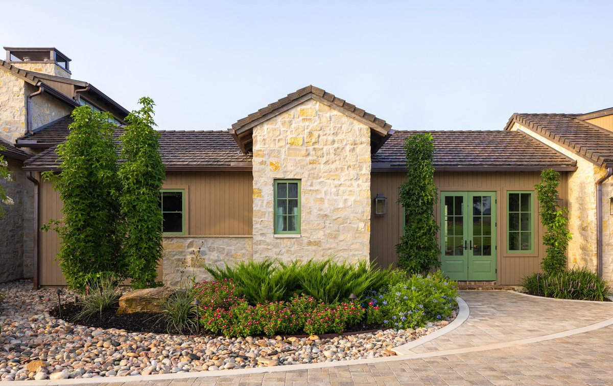 candyg87's tweet photo. Humility lives in the details.

At Hill Country Ranch, thoughtful materials, craftsmanship, and collaboration shaped every corner. At Moment Architects, being humble means staying grounded, listening closely, and letting the work speak.

📸 Sean Fleming | 🏗️ TIPLER Group https://t.co/CMlOda9zrO
