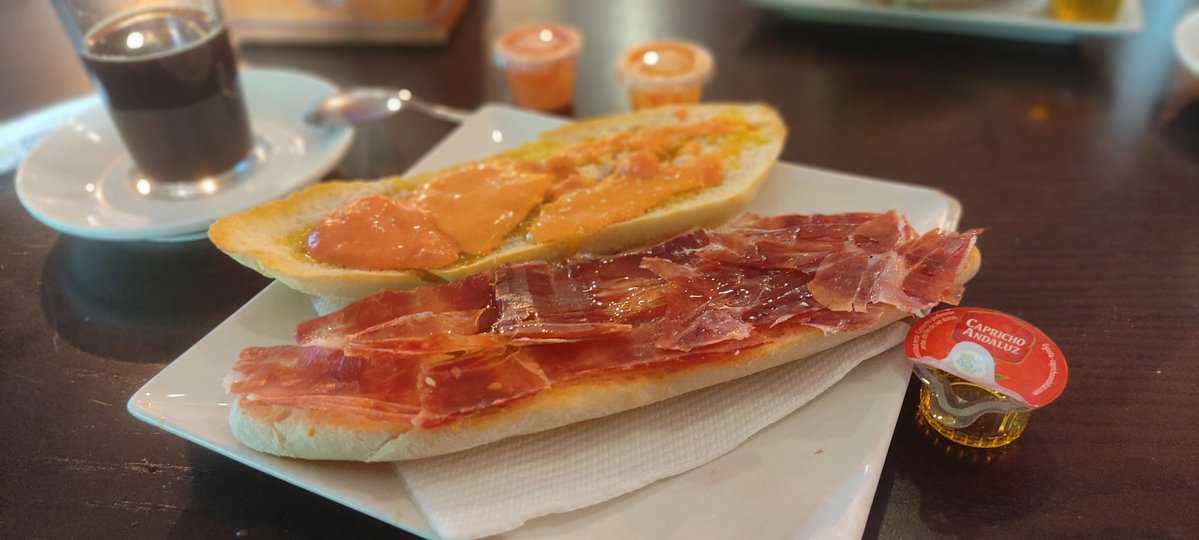 Leito_de_rey's tweet photo. Mi desayuno en el corazón de Sevilla
Café 100% arábico
1 Vaso de jugo de naranja recién exprimida, no aparece en la foto porque me la tomé de inmediato y las diosas tostadas con Jamón ibérico ( no serrano) y tómate 🍅 + Oliva extra virgen
$ 4.500 pesos
Chile es abuso
#Tavelli https://t.co/Fbut2NWZGU