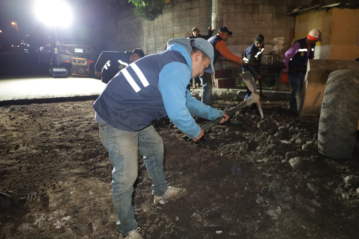 Hemos iniciado los trabajos de rehabilitación vial en la colonia Miraflores, cumpliendo con el compromiso de recuperar nuestras calles para los vecinos de este sector. 

Durante la jornada de ayer, el equipo de la alcaldía logró retirar más de 25 toneladas de asfalto deteriorado,