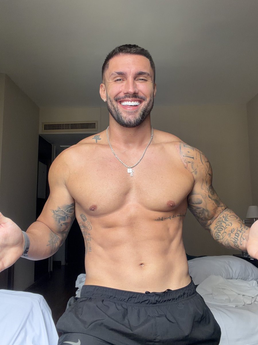 arthurpicoli's tweet photo. Dois dias já trancado no hotel kkkk to me sentindo confinado novamente. Amanhã tem um trabalho super irado!!!
E aí, qual a boa do fim‑de‑semana de vcs ? https://t.co/cl3DehFGjB