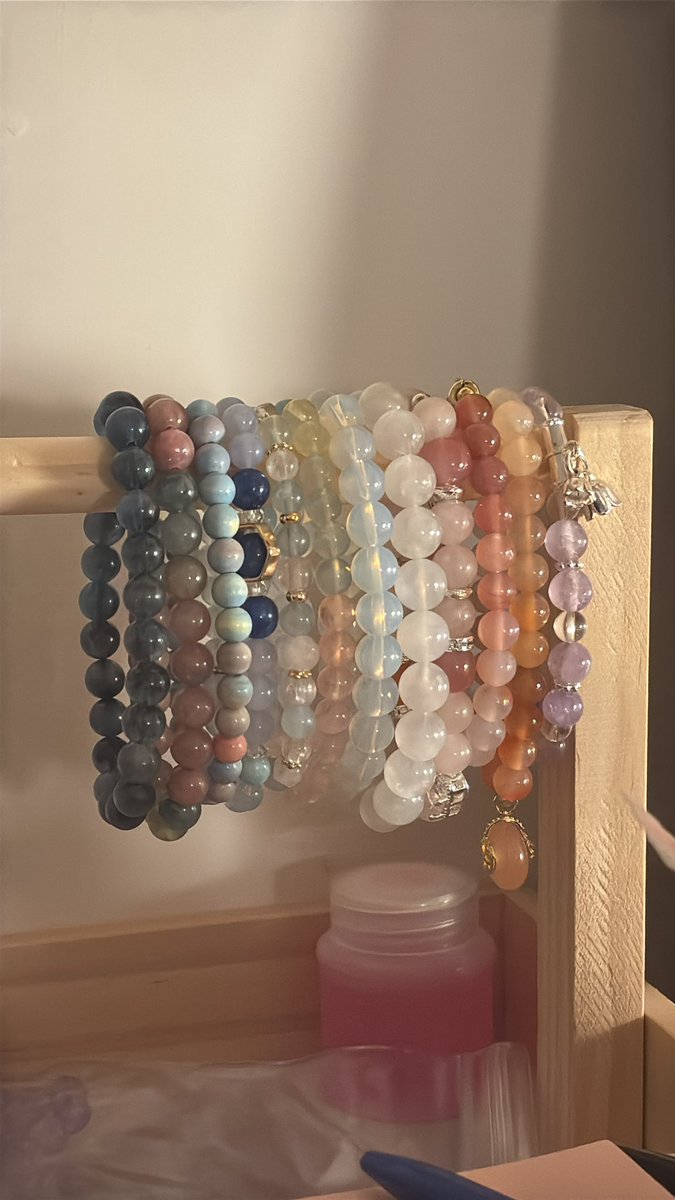 ternyata gelang2 bulet ini lucu juga (masih ada strawberry quartz mau dibikin custom)