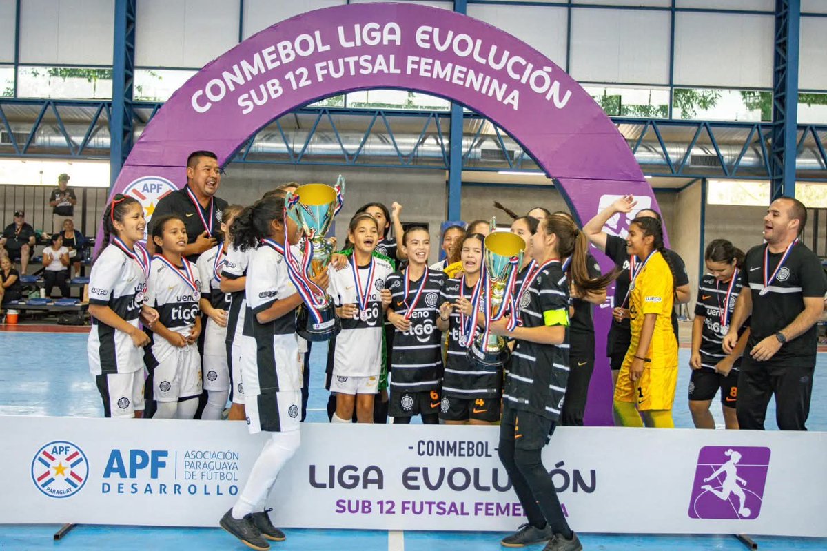 ¡OLIMPIA LE GANÓ A OLIMPIA EN LA FINAL Y OLIMPIA ES CAMPEÓN! 🏆

🥇 Sí. Leyeron bien. Los dos equipos de Olimpia llegaron a la final de la CONMEBOL Liga Evolución Sub 12 Futsal FIFA Femenino: Olimpia (blanco) derrotó a Olimpia (negro) por 6-2 y celebraron juntas.

¡Locura!