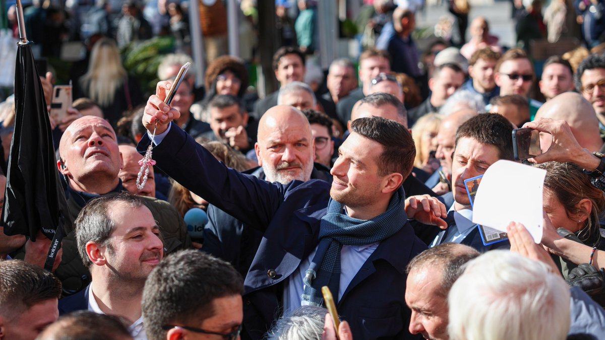 Honnêtement, je ne saurai dire combien vous étiez ce matin pour accueillir <a href="/J_Bardella/">Jordan Bardella</a>. Une marée humaine a déferlé sur #Agde !

Soutenue par le <a href="/RNational_off/">Rassemblement National</a>, notre liste est prête à donner un nouvel élan à Agde. 

Merci pour votre mobilisation ! 🇫🇷