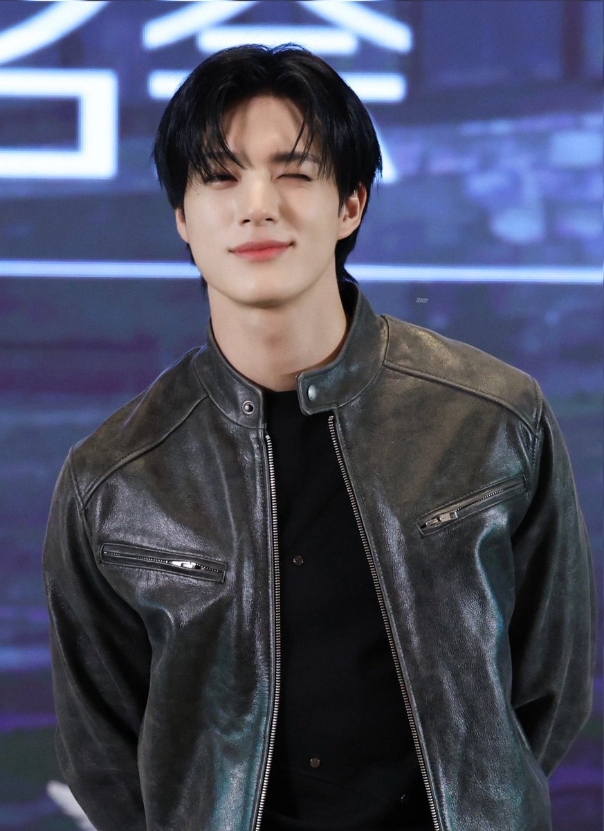 jenowley's tweet image. jeno wink!