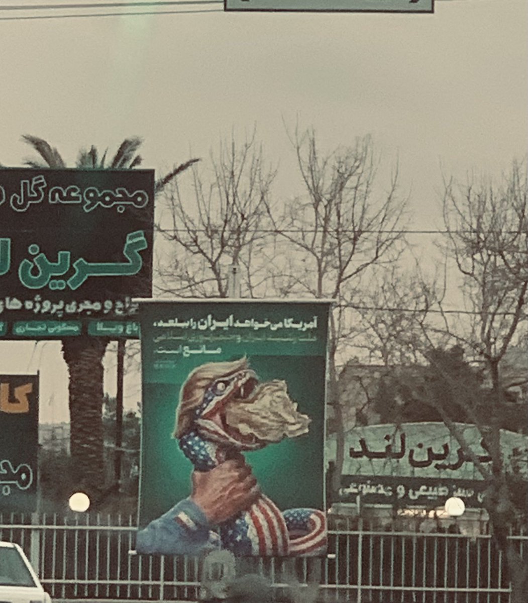 ZEve80's tweet photo. اخی اینا فکر میکنندما وقتی میگیم سر مار و بزن ترامپ و میگیم نه مهندسو😂
#KingRezaPahlavi 
#جاويد_شاه‌ https://t.co/wx6ZMy6yEl