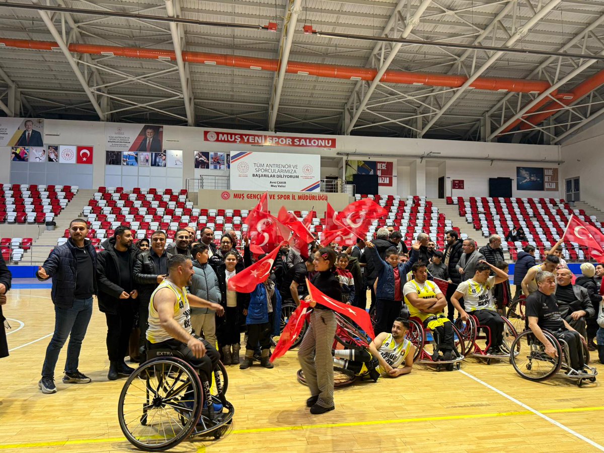 İl Başkanımız Sn.<a href="/MelikEmre1/">Melik Emre</a>, Kadın Kolları Başkanımız Sn. <a href="/Tugbaboydak_49/">Tuğba</a> Gençlik Kolları Başkanımız Sn. <a href="/seyitmsen/">Seyit Muhammed Şen</a> ve yönetim kurulumuzla birlikte Tekerlekli Basketbol 1. Lig kapsamındaki Muş BESK maçına katıldık.Hayatta da, sahada da birlikteyiz.
Takımımızı tebrik ediyoruz.