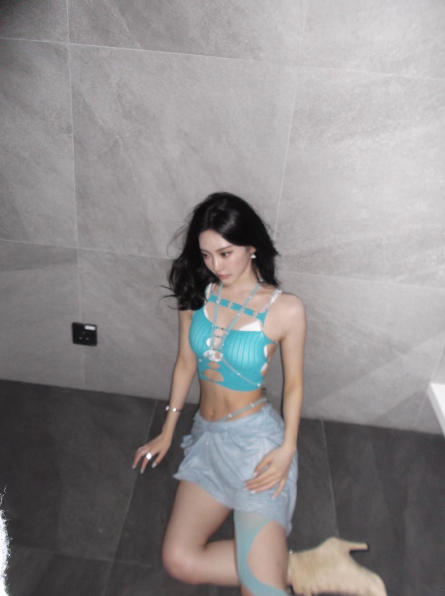 260208 🦋💭
(2:08AM KST)

hi !!!

since we had a concert after a while

it was fun ㅋㅋㅋㅋ

+5 📷

i quickly took a bunch of photos ㅎㅎㅎㅎ