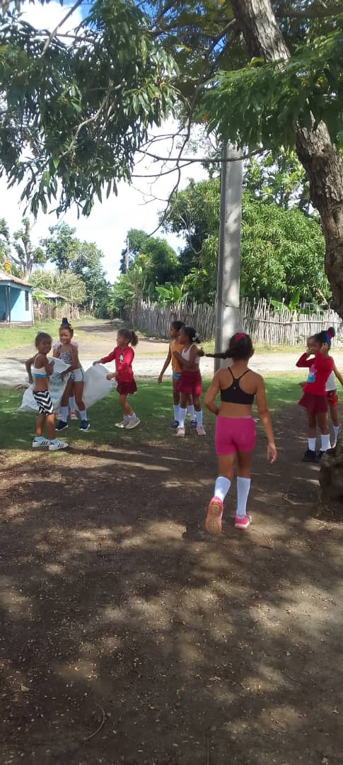 IrovisG89303's tweet photo. Se realiza en la mañana dé hoy FDR en la localidad de yamaniguey en el municipio de moa por los profesores de recreación cultura física y actividades deportiva del combinado deportivo número 3 Edmundo Romero López https://t.co/gxPI6ED2il