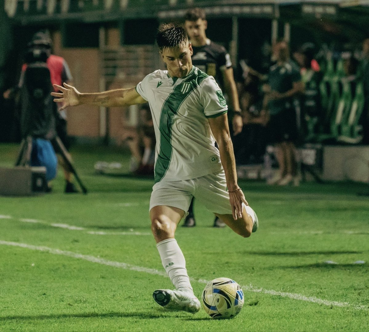 🏴‍☠️ "#BELGRANO ES OTRA ESTRUCTURA, SE ARMÓ PARA PELEAR ARRIBA"

🗣️ Ignacio Abraham en Tercer Tiempo.

"Con la cantidad de nombres de calidad, tiene de los mejores planteles del país"
"El Mudo aterrizó, jugó, se destacó y ahora va a hacer sociedad con Zelarayán, es jerarquía pura"