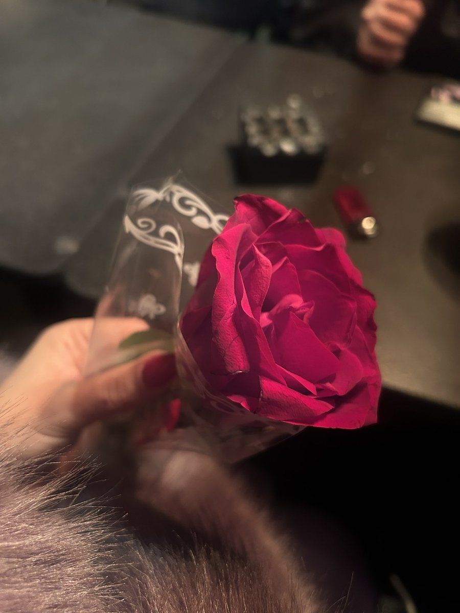 melpsuser's tweet image. +abla kösedeki abla verdi gören yanlis anlicak sana verebilir miyim
-ver knk bayadir gül alanim yok
+al abla hayrini gor