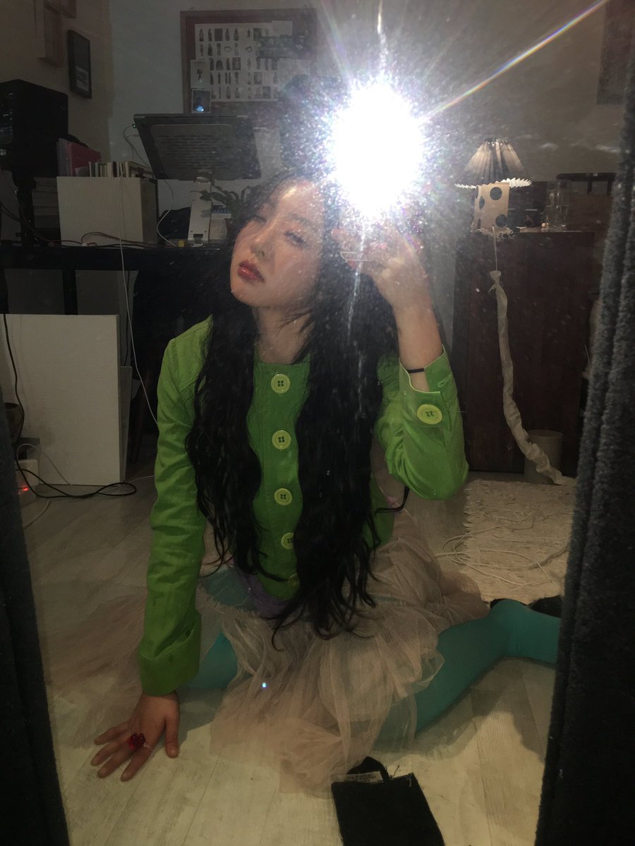 infoyvesbr's tweet photo. [b+POP] 🍿🍎
🗓️ 07/02/2026

Atualização da Yves via b+POP:

“Vesti simplesmente todas as roupas que tinha em casa ☺️”

#Yves #이브 @Yves___official https://t.co/dBXvsUgBiJ