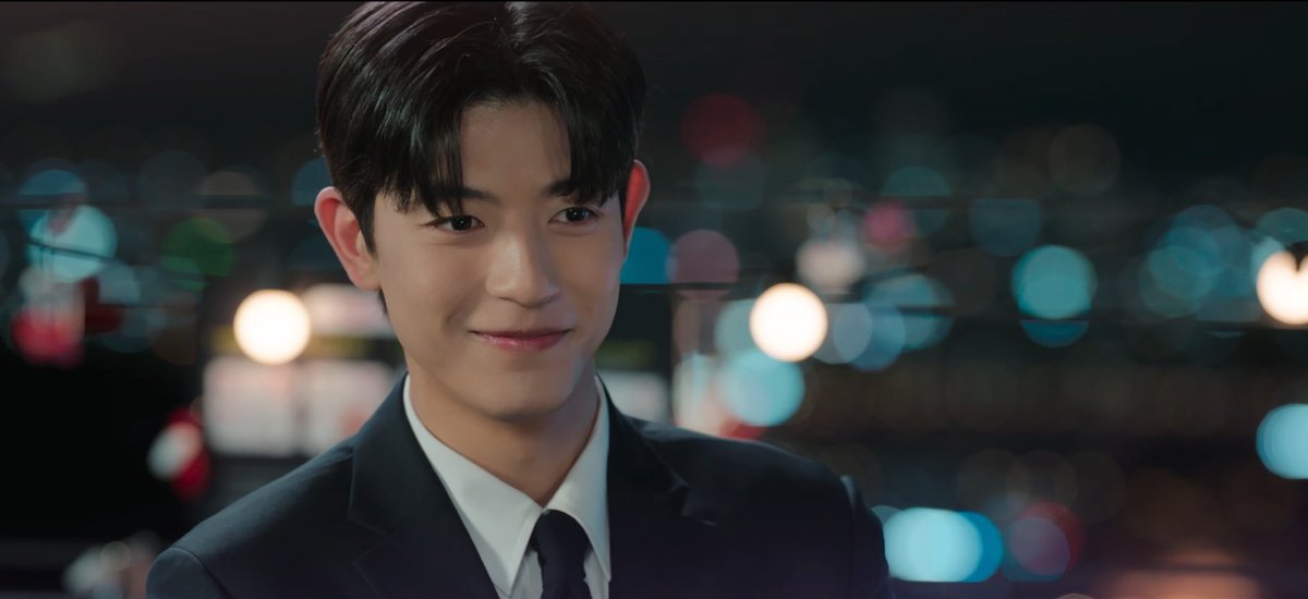 siempreestoyy's tweet photo. He looks so beautiful in a suit and that hairstyle #NoTailToTell #Lomon https://t.co/QzBSME2oED