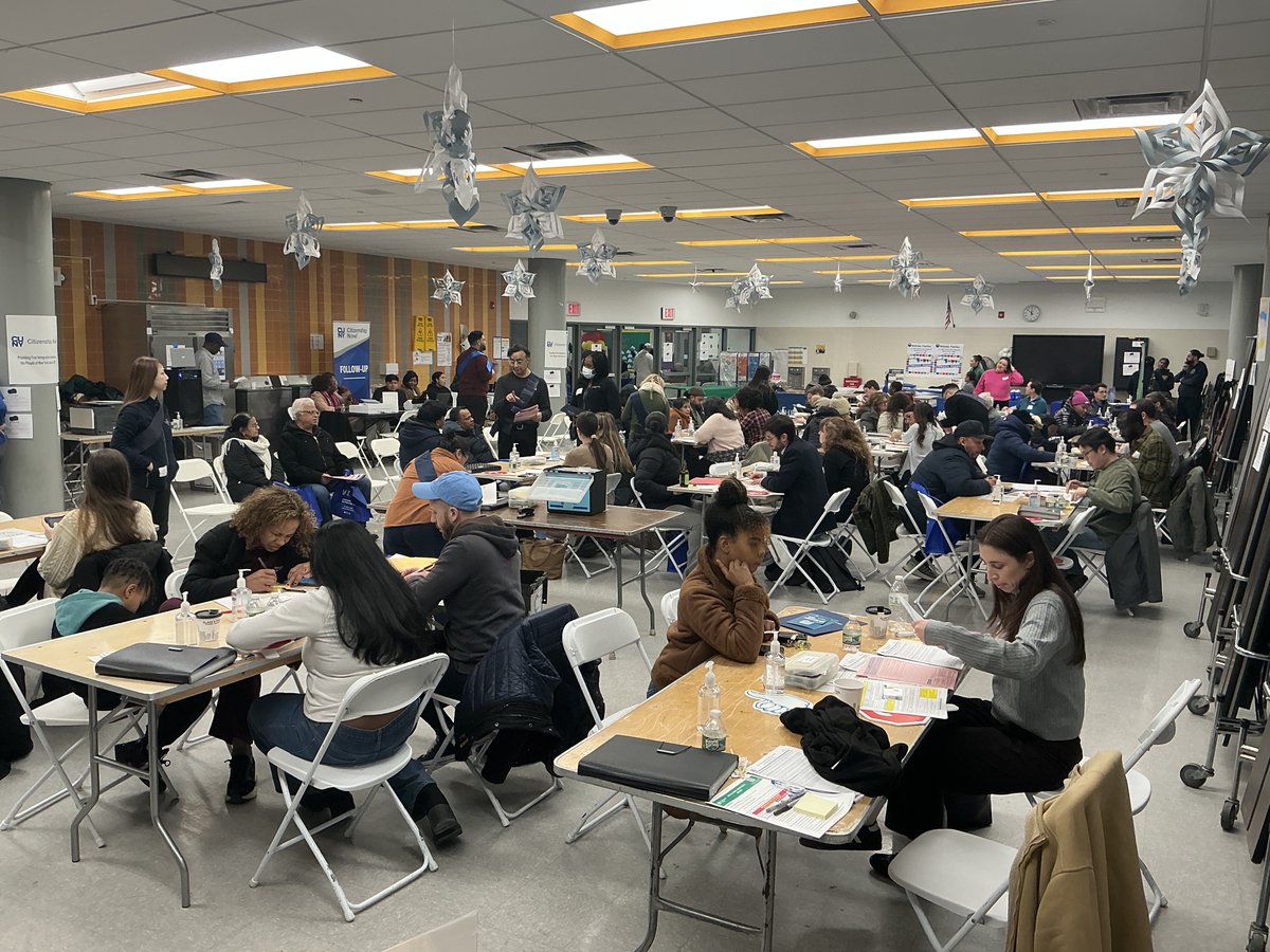 CUNYCitizenship's tweet photo. Hello Queens! It is freezing out there 🥶, but the cold didn’t deter our volunteers from coming out to help green card holders apply for citizenship. 👏 https://t.co/wpCnRBxMBR