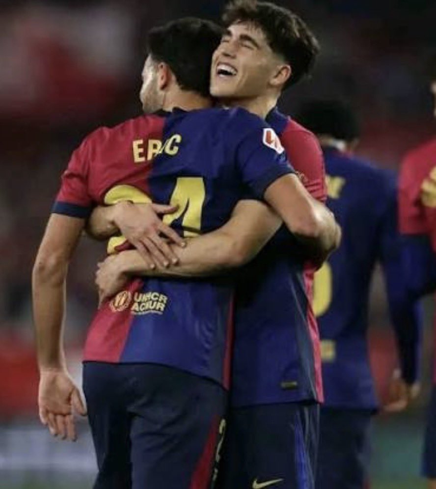 Bernal, Casadó, Tommy Marques, Cubarsi y Eric García 

La columna vertebral del PRIMER EQUIPO del Barça, que ha terminado hoy, son chicos de la CANTERA.

Ya ni hablo de Lamine, Fermín, Balde, Gavi, Gerard, Olmo…

Ha terminado con la COLUMNA de canteranos !!

Y me acuerdo SIEMPRE