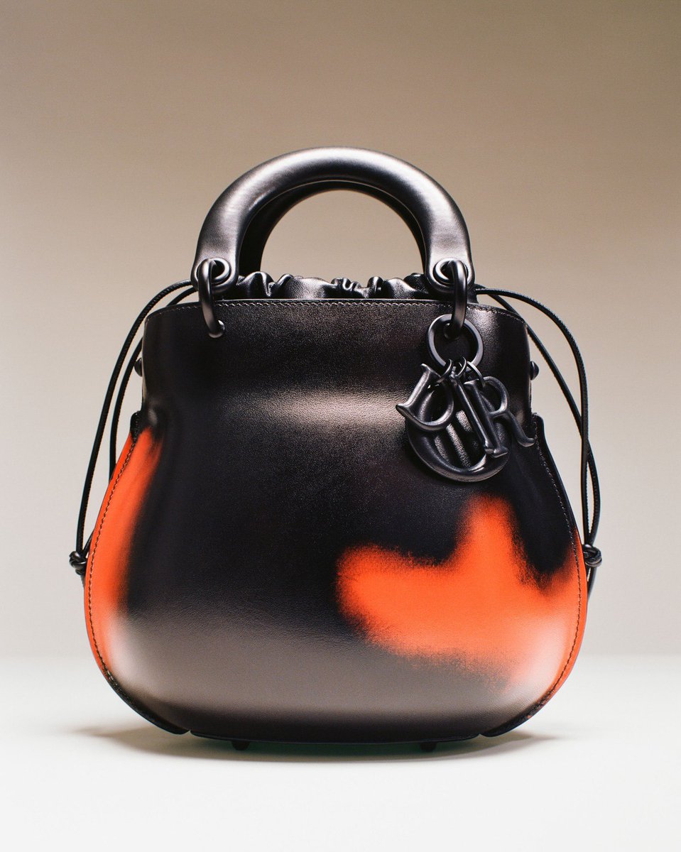 Ceramic artist Magdalene Odundo emerged as a key reference point for Dior’s SS26 Haute Couture collection: