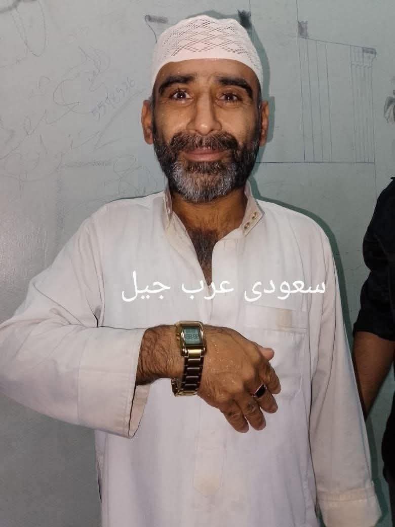 🚨🚨🚨یہ بندہ تقریبا 4 ماہ سے سعودی عرب کی جیل میں ہے اور اس کے پاس پاسپورٹ اور نہ ہی پاکستانی شناختی کارڈ ہے جس کی وجہ سے متعلقہ حکام ٹریول کی اجازت نہیں دے رہے۔ یہ شخص اپنا نام حاجی اسلم بتاتا ہے اور والد کا نام حاجی اشرف بتاتا ہے ۔یہ بھی کہتا ہے کہ ساتھ میں جندانی بیٹھے ہیں