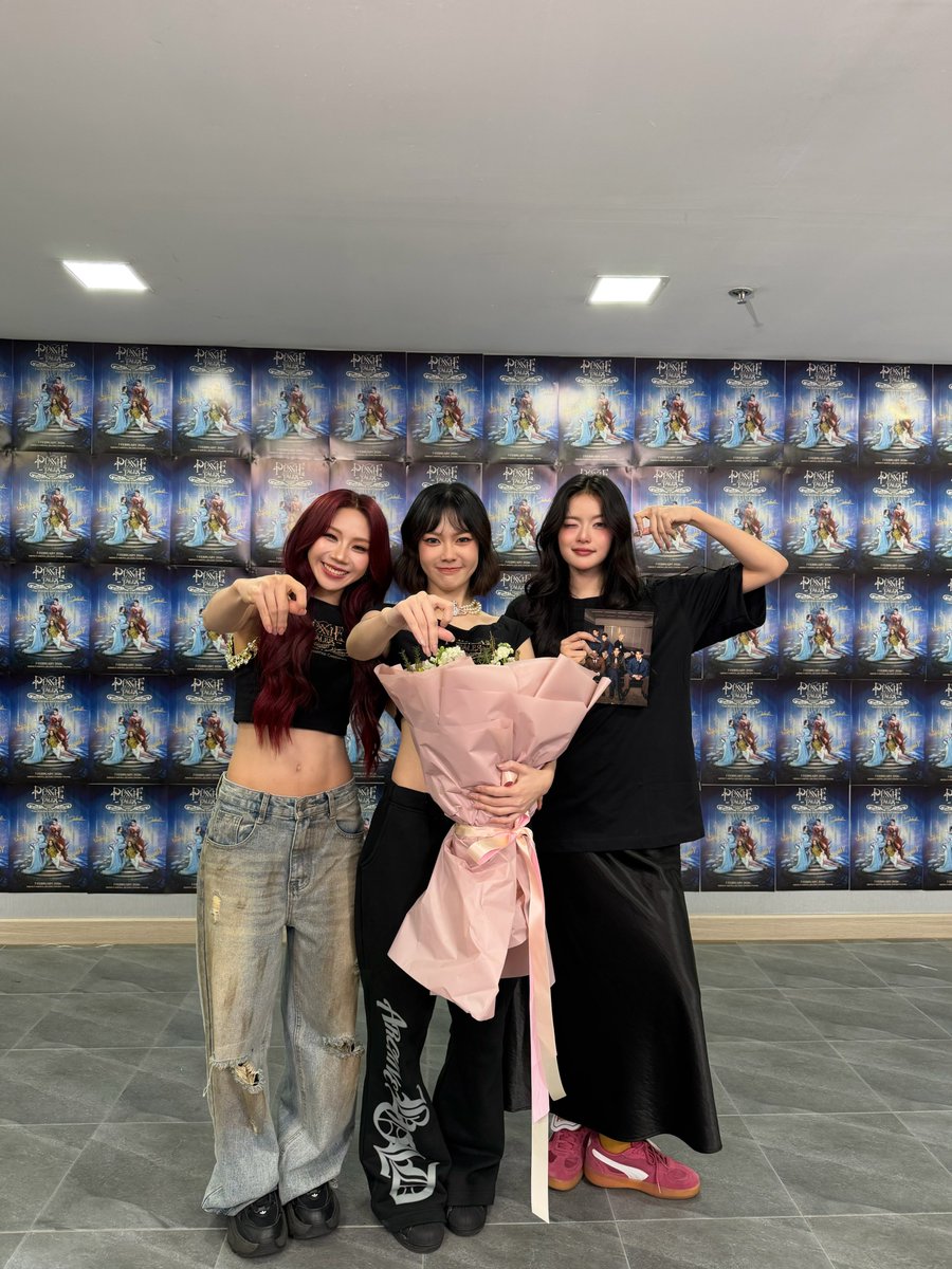 กำลังใจจาก #PROXIEth ส่งตรงถึง <a href="/PIXXIEofficial_/">PiXXiE</a> 💐✨

พวกเรา PROXIE ขอแสดงความยินดีกับ “PiXXiE Tales Concert : The Enchanted Ceremony” ด้วยครับ👑

#PiXXiE
#PiXXiETalesConcert
#PiXXiE_2ndConcert
#bROTHERSMUSIC