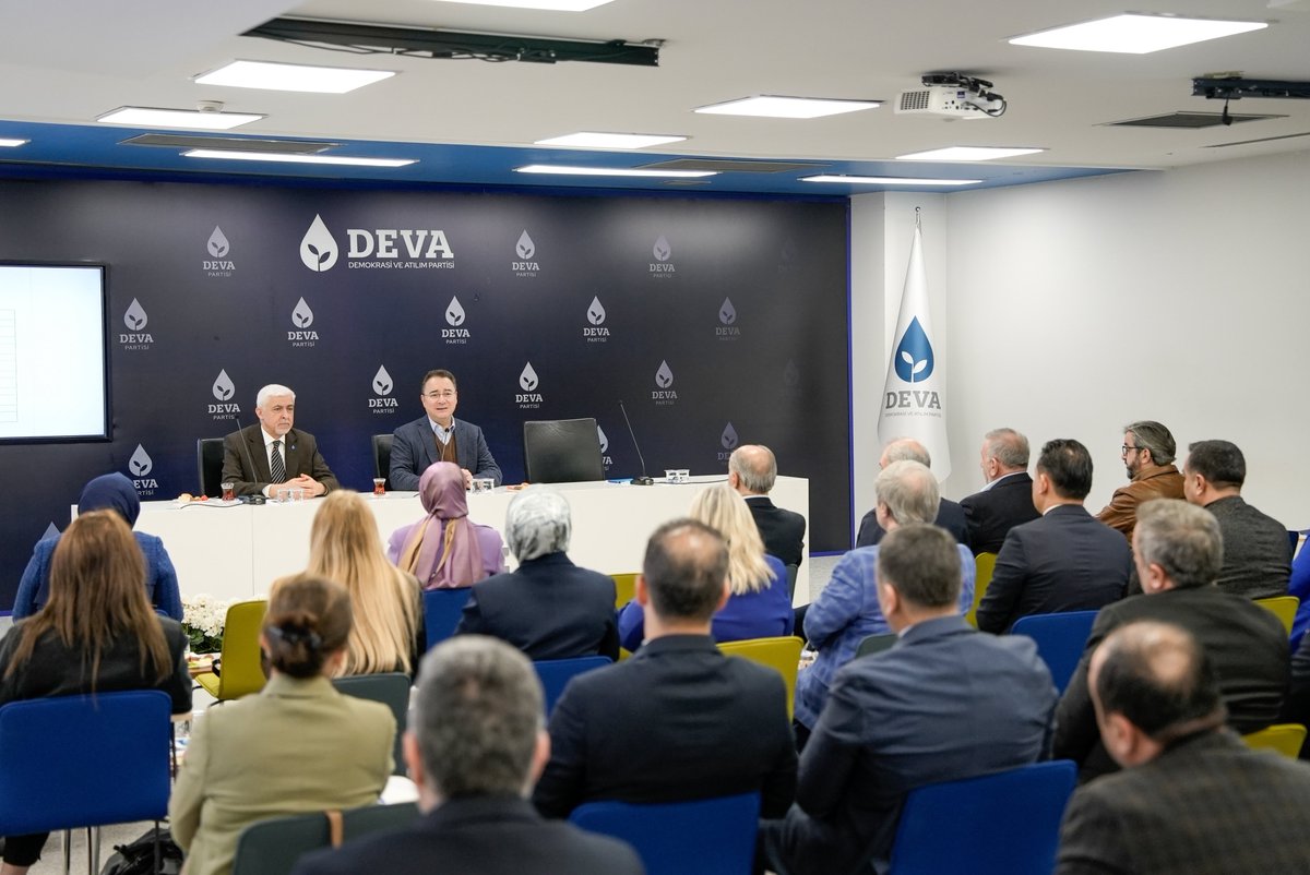 Bugün Parti İçi Eğitim Başkanlığımızın düzenlediği toplantı vesilesiyle Genel Merkezimizdeydik. 

“Eğiticilerin Eğitimi” programını başarıyla tamamlayan tüm arkadaşlarımı tebrik ediyorum.