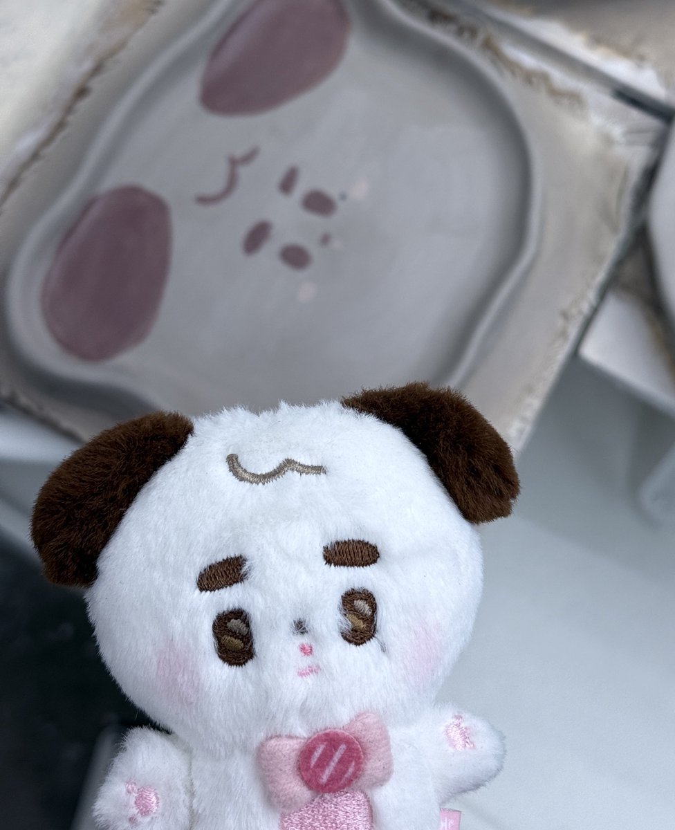 오늘의 잼컨. 그릇만들고옴
원래 아래쪽에 리본사탕 그릴려고 했는데 개똥손 이슈로 마지막에 지워버림 그 결과 턱돌이됨..........한달뒤에 완성되면 다시 가져오겠슴