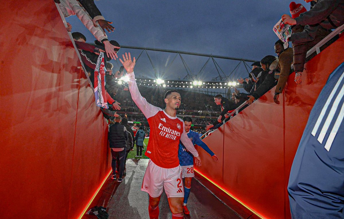 Removing the Arsenal tunnel at the Emirates Stadium is definitely one of Mikel Arteta best ideas yet.

These photos are perfect. 😍