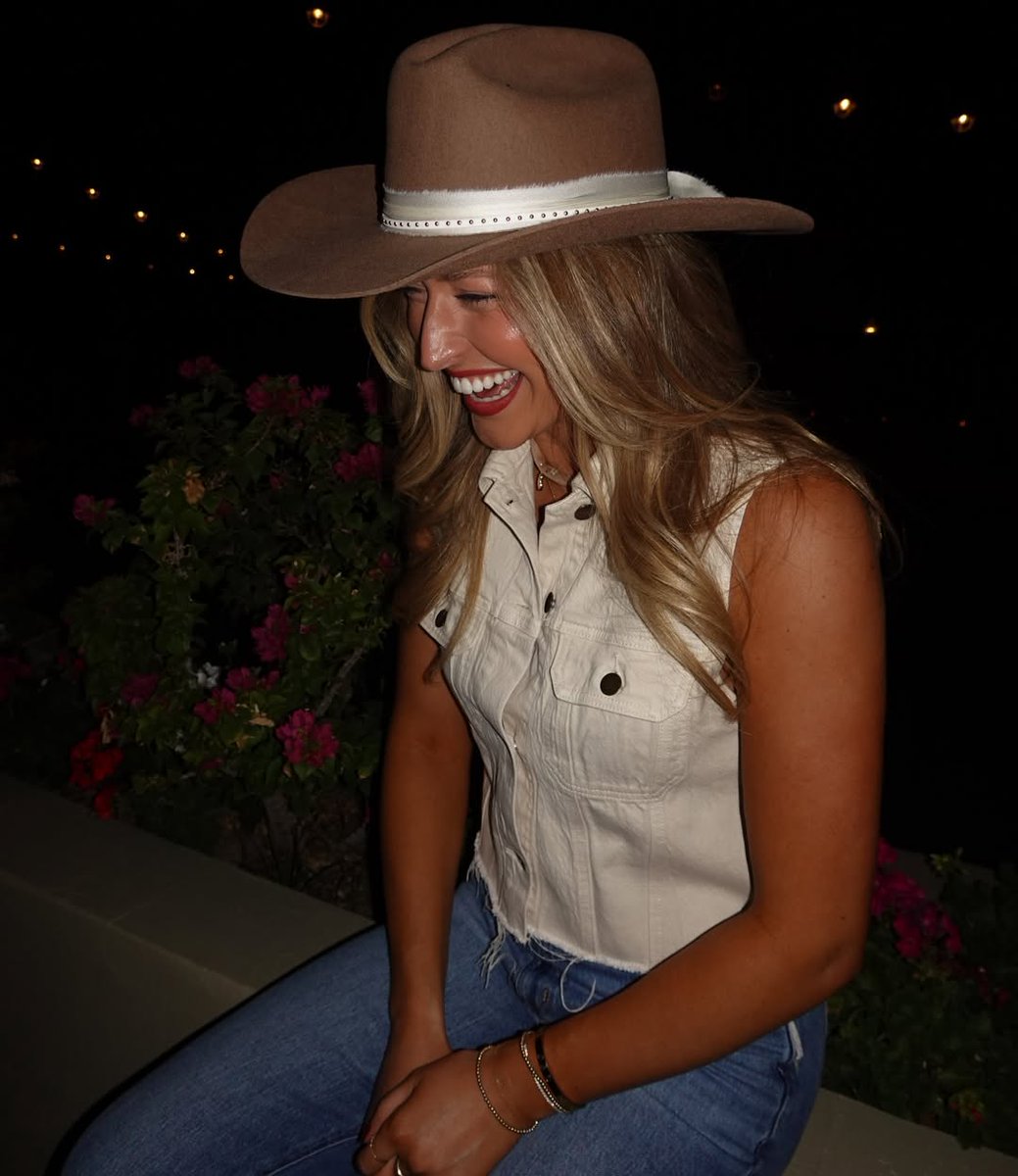 chendo230's tweet image. Biker saloon or country night?
•
• 
•
 #evening #ootn #biker #country