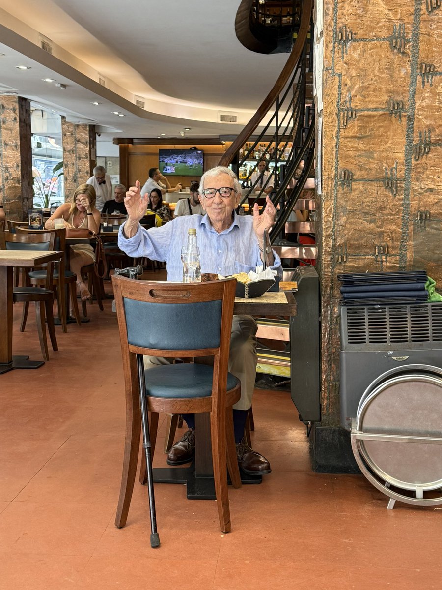 CarlosMaslaton's tweet photo. En el Florida Garden, esta tarde, Woody Allen. https://t.co/kKedawKUiw