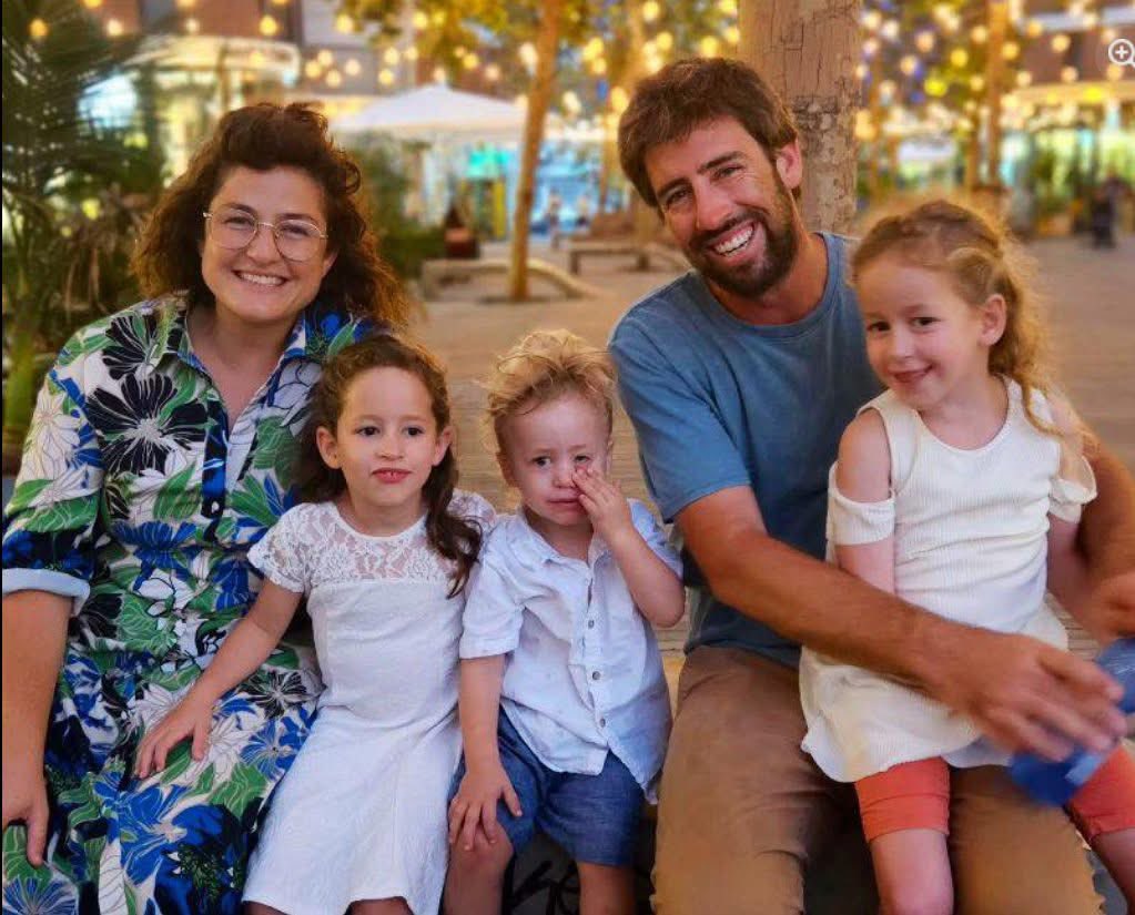 בי נשבעתי, כל יום תופיע כאן תמונה של משפחת סימן טוב קדם זכרם לברכה,
הענף שנכרת בעץ המשפחתי שלי. 
תמרי קדם בת דודתי,ג'ון בעלה, ארבל שחר ועומריקו המלאכים.
שהופקרו ונרצחו בניר עוז.

עד שממשלת המוות, מממנת החמאס, היהירה, המפקירה, המנותקת, המזופתת, המושחתת והאנטי ציונית תצא מחיינו.