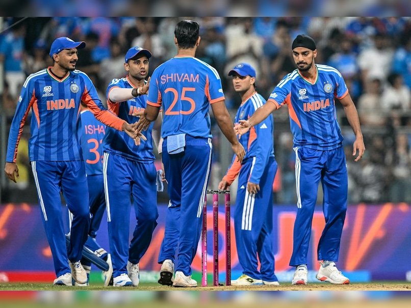 jitendraverma87's tweet photo. ICC पुरुष T20 विश्��� कप मुकाबले में भारतीय टीम ने USA को 29 रनों से पराजित किया।
पहले बल्लेबाजी करते हुए भारत ने निर्धारित 20 ओवरों में 161 रन बनाए।
लक्ष्य का पीछा करते हुए USA टीम 121 रन ही बना सकी।
भारतीय गेंदबाज़ों के अनुशासित  के दम पर टीम इंडिया ने यह मुकाबला अपने नाम किया। https://t.co/WgeRoH4ta7