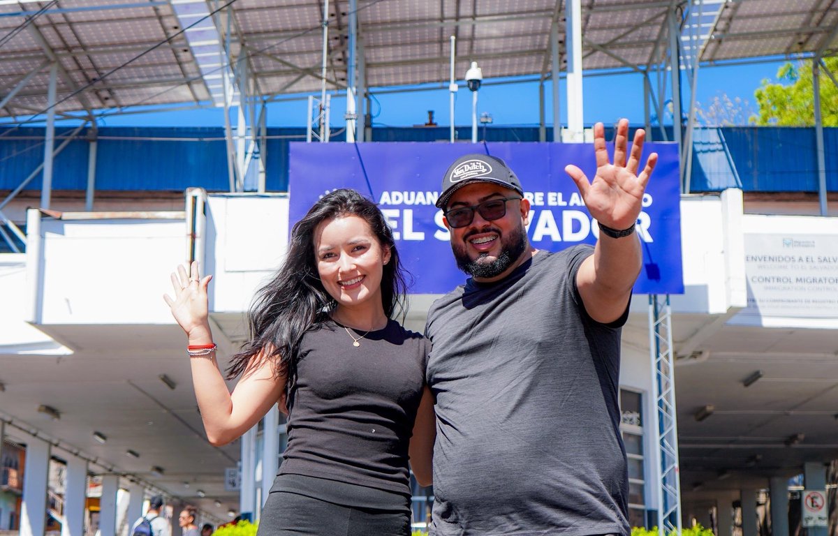 CesiaMejiaHN's tweet photo. ➪¡Dando cátedra de turismo! El arribo masivo de turistas y fanáticos en las fronteras y el aeropuerto Internacional de El Salvador responde al furor provocado por los cinco conciertos de Shakira que se celebrarán en el país. Esta afluencia sin precedentes ha impulsado un operativo migratorio reforzado y ha llevado a una ocupación hotelera total, acompañado de una agitación permanente en los servicios turísticos locales.

Imágenes cortesía