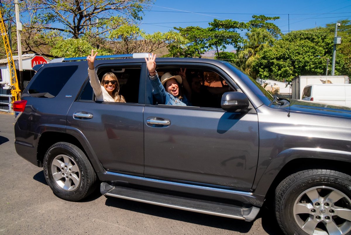 CesiaMejiaHN's tweet photo. ➪¡Dando cátedra de turismo! El arribo masivo de turistas y fanáticos en las fronteras y el aeropuerto Internacional de El Salvador responde al furor provocado por los cinco conciertos de Shakira que se celebrarán en el país. Esta afluencia sin precedentes ha impulsado un operativo migratorio reforzado y ha llevado a una ocupación hotelera total, acompañado de una agitación permanente en los servicios turísticos locales.

Imágenes cortesía
