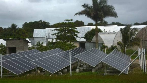 ☀️⚡En un acto de profundo compromiso con su comunidad y la nación, los productores tabacaleros de la provincia de Villa Clara decidieron donar 48 modernas estaciones fotovoltaicas.

🔗acortar.link/OaUIQU