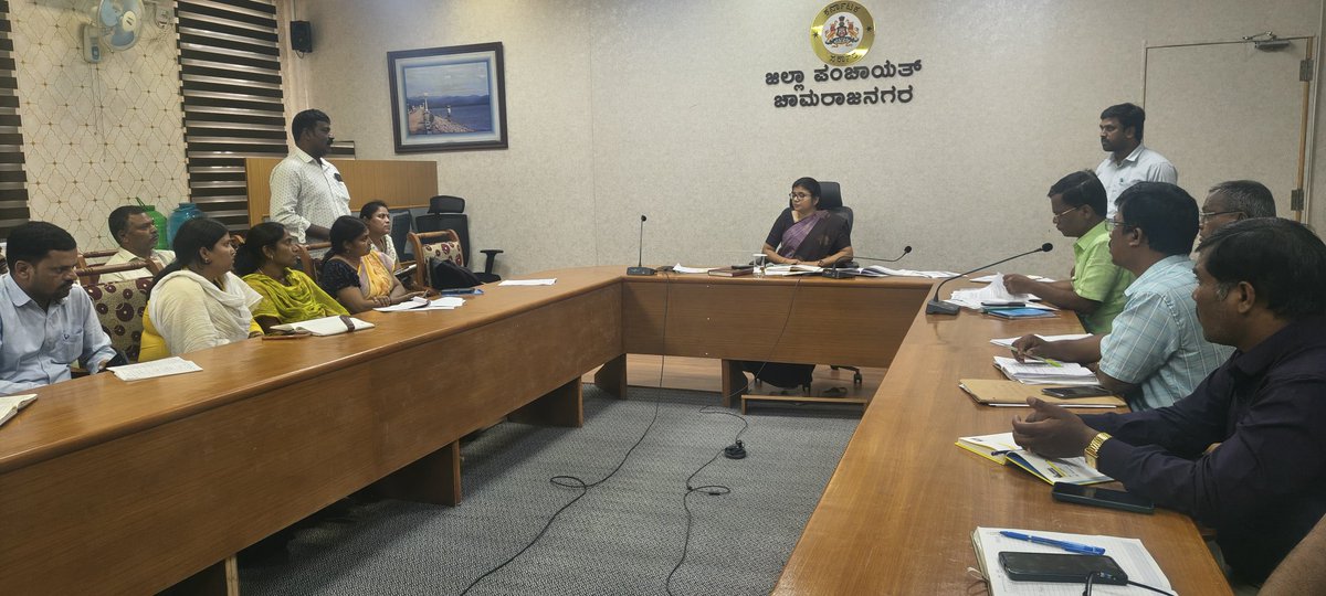 ZP_chanagar's tweet image. ಇಂದು ಜಿಲ್ಲೆಯ 30 ಗ್ರಾಮ ಪಂಚಾಯಿತಿಗಳ ಪಂಚಾಯಿತಿ ಅಭಿವೃದ್ದಿ ಅಧಿಕಾರಿಗಳೊಂದಿಗೆ ತೆರಿಗೆ ವಸೂಲಾತಿ  ಹಾಗೂ ಇತರೆ ಯೋಜನೆಗಳ ಪ್ರಗತಿ ಪರಿಶೀಲನಾ ಸಭೆ ನಡೆಯಿತು.

facebook.com/share/p/1btGog…

@TheKVenkatesh
@PriyankKharge
@readingkafka

#chamarajanagar #progressreview #SBM #mgnrega #taxcollection #drinkingwater