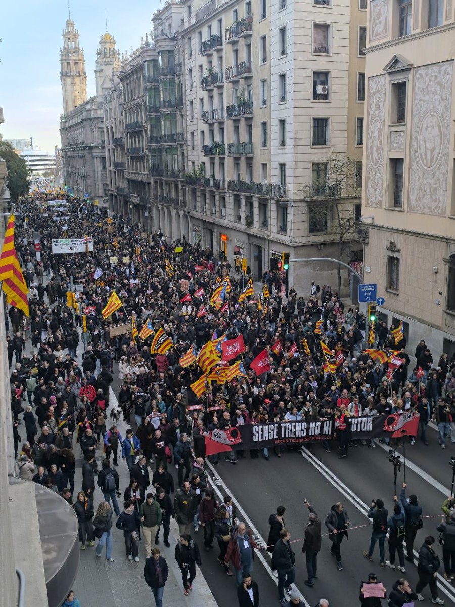 MandreuBcn's tweet photo. Sense trens no hi ha futur. Ni econòmic, ni de país ni de mobilitat i dignitat per a la classe treballadora. Per això milers de persones es manifesten a Barcelona reclamant transport públic de qualitat i una solució definitiva a la crisi de Rodalies https://t.co/PbOlMmQoHS