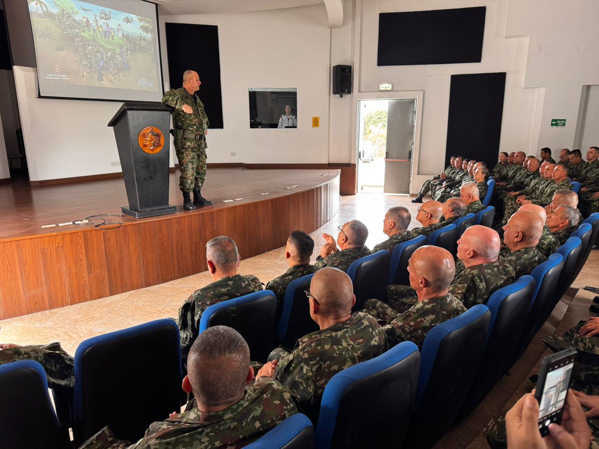 Ejercito_Div5's tweet photo. En las instalaciones auditorio del Café de la #OctavaBrigada se realiza una academia con los Profesionales Oficiales de Reserva, donde recibieron  retroalimentación de los procesos institucionales por parte del comandante de la Brigada, con el propósito de afianzar esta herramienta fundamental de la acción integral.

#PatriaHonorLealtad