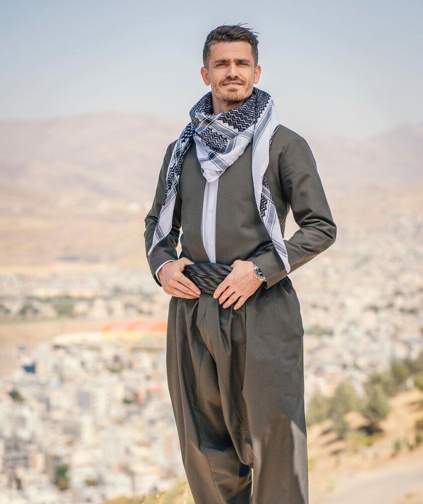 در تاریخ ثبت خواهد شد
دو کافی‌شاپ ازش پلمپ شد اموال و حساب‌های بانکیش تماماً توقیف شد و حتی خط موبایلش مسدود شد ولی حاضر نبود پا روی حق بزاره.

وریا غفوری یکی از بزرگترین اسطوره های تاریخ فوتبال ایرانه.