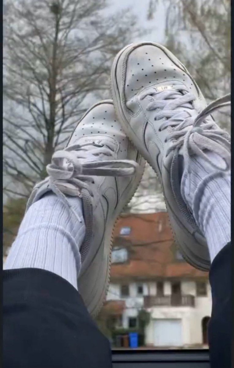 Wer würde mir 20 jährigen Göttin,  brav die Schuhe sauber lecken?