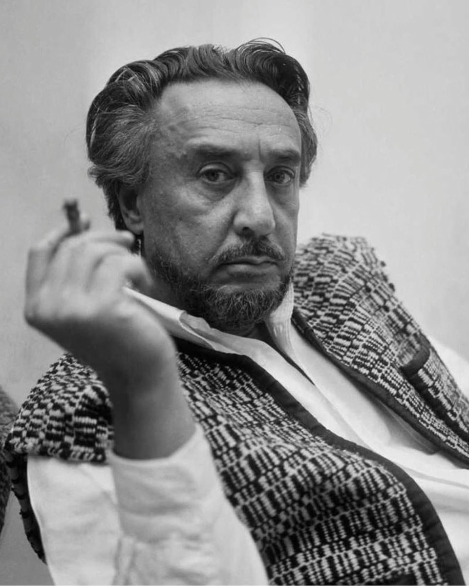 "- J'aime tous les peuples. Mais je n'aime aucune nation. Je suis patriote, je ne suis pas nationaliste. 
- Quelle est la différence ? 
- Le patriotisme, c'est l'amour des siens. Le nationalisme, c'est la haine des autres."
Romain Gary, Éducation européenne (1945)