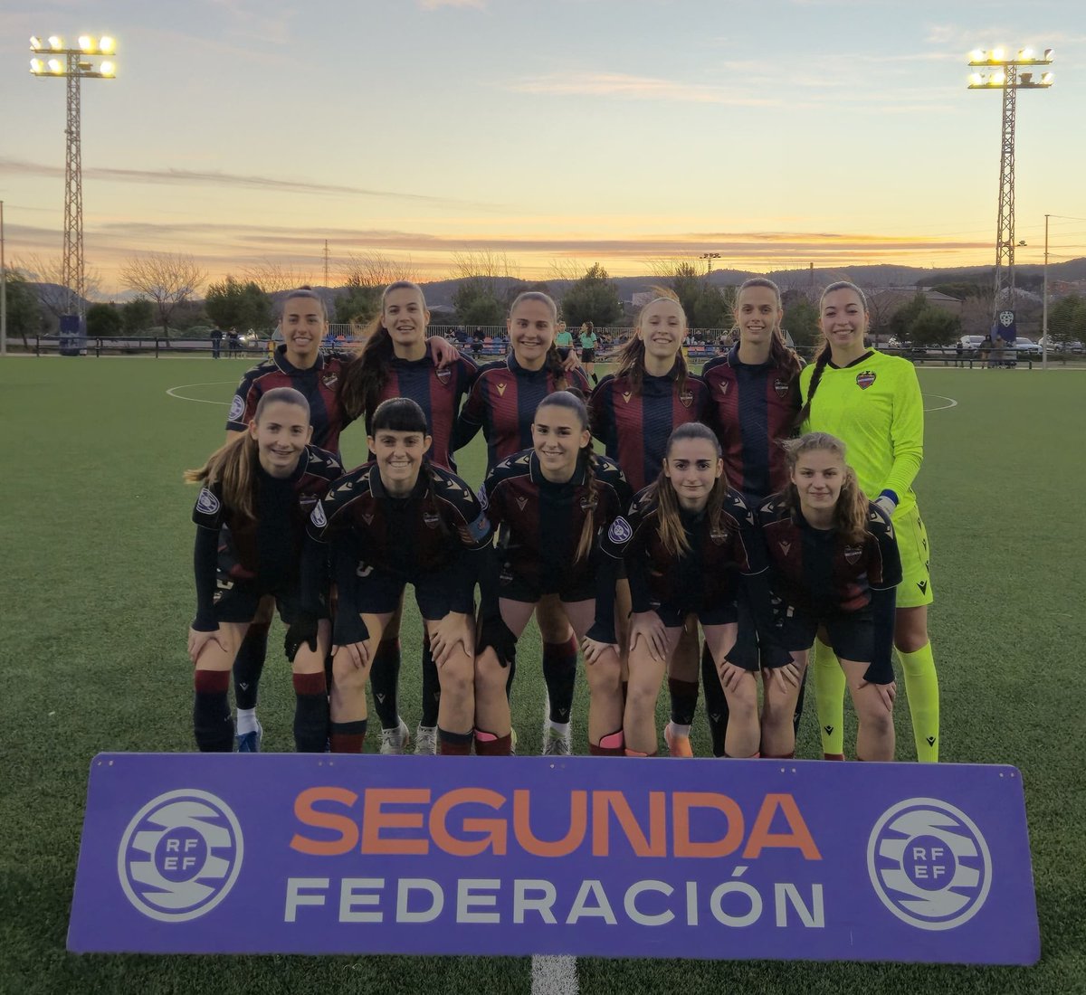 WosoMagazine's tweet image. 🚨JORNADA 1️⃣7️⃣🚨

#SegundaFederacionFutFem Grupo 2

@SEAEM_1925 🅱️ 🔵⚪️ 1️⃣➖2️⃣ @CanteraGranota 🅱️ 🔵🔴

⚽🔵⚪ Ariana️
⚽️🔵🔴 Henar (x2)

🏟 Recasens 

#wosomagazine🧩 #AEMetstuAEMsocjo #OrgullGranota