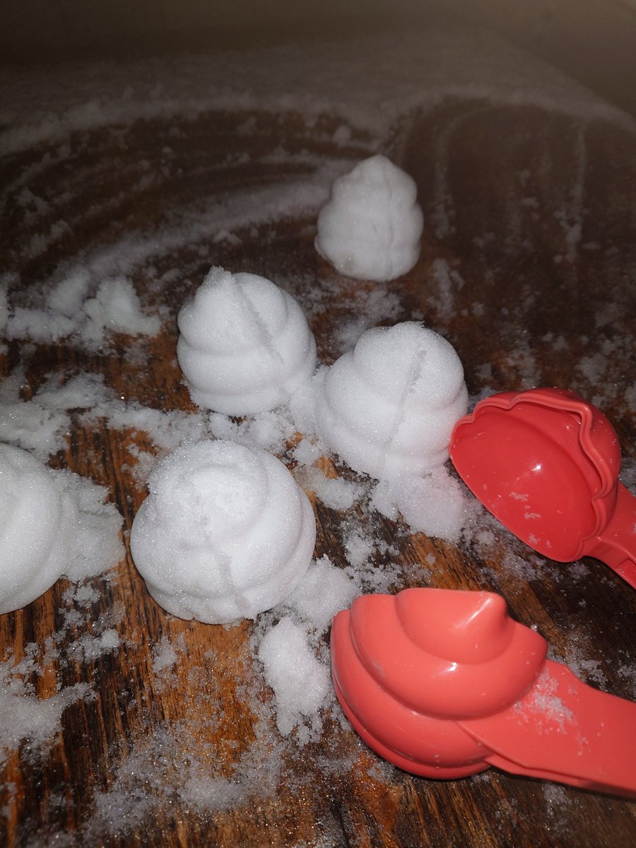koshirae_com's tweet photo. 毎年恒例の雪遊び！ https://t.co/i0GRrwEXy0