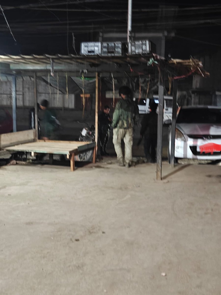Amed militants, suspected KNA Cadres, seen openly in Tuibong Bazar Churachanpur.

No protest. 

Peaceful tonight, something the hundreds of Indian Security forces couldn't.

The invisible hand let loose it's proxy to quell the politically motivated protest.