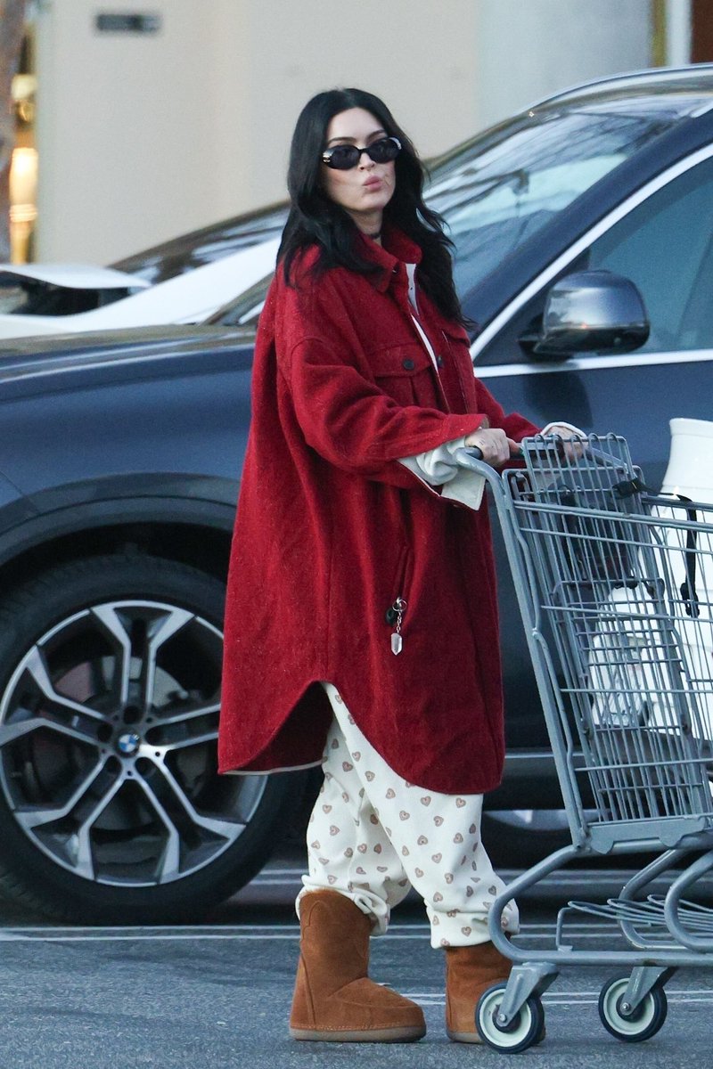 Megan Fox Candids tweet media