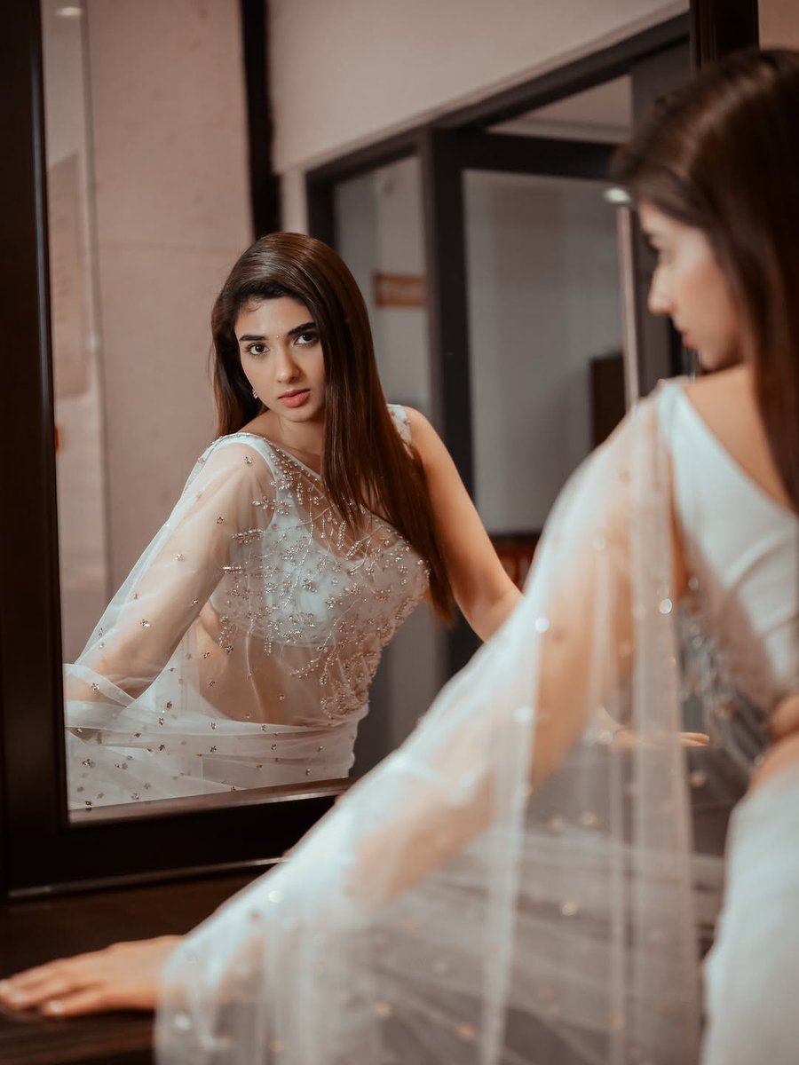 FilmyBowlTamil's tweet image. Don't see the Mirror Reflections🫣

#PragyaNagra

Follow 👉 @FilmyBowlTamil