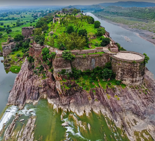 kshatriya_org's tweet photo. This day on 11th February 1519, Maharana Sanga alias Maharana Sangram Singh Guhilot defeated Turkic ruler Sultan Mahmud Khilji at Gagron - Battle of Gagron.

The Gagron Fort in Jhalawar, was built by Dod branch of Parmars, later ruled by Khichis - one of its rulers was Raja Pratap Singh Khichi - who Sikh & nirgunBhakti literature remembers as Bhagat Pipaji.