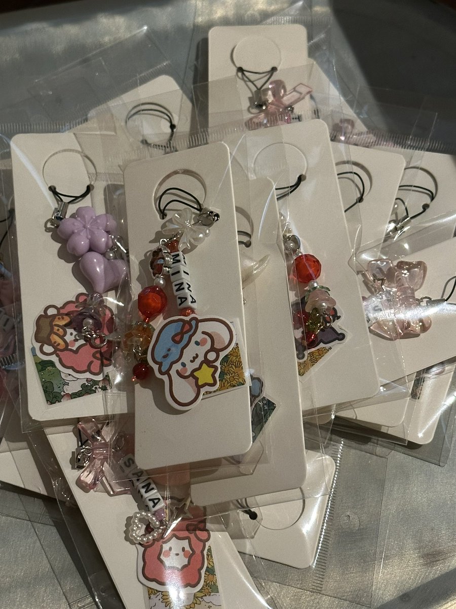 bbqwsalad's tweet photo. Twice toronto freebies for day1 and day2 😚 #twice #TWICE_6TH_WORLD_TOUR #twicetoronto https://t.co/KJ7d0lt6MH