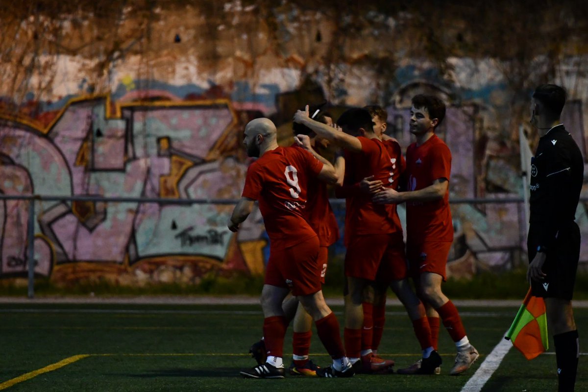 FutbolAlpicat's tweet photo. #1cat2 #futbolcat 🔴👹

⚽ 0️⃣-1️⃣ | ⏱️ 31’ Gran assistència a l’espai de Burgos per Becerra, que guanya per velocitat al central i pica davant la sortida del porter per fer el primer !!!

#GoReds 🌶️🥊🚩 https://t.co/8Z1AJ91wCP