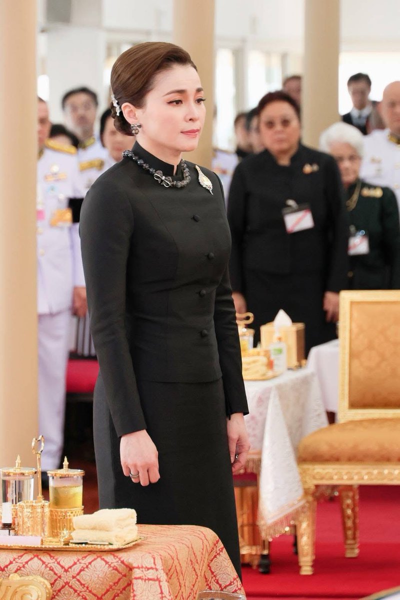 PingAng7822's tweet image. วันที่ ๗ กุมภาพันธ์ ๒๕๖๙ เวลา  ๑๗.๒๗  น.
พระบาทสมเด็จพระเจ้าอยู่หัว และสมเด็จพระนางเจ้า ฯ พระบรมราชินี เสด็จพระราชดำเนินโดยรถยนต์พระที่นั่ง ไปพระราชทานเพลิงศพ ท่านผู้หญิงพันธุ์สวลี  กิติยากร ท.จ.ว.,ม.ป.ช.,ม.ว.ม. ณ เมรุหลวงหน้าพลับพลาอิศริยาภรณ์ วัดเทพศิรินทราวาส…